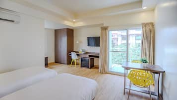 Executive Twin Room | In-room safe, desk, laptop workspace, soundproofing