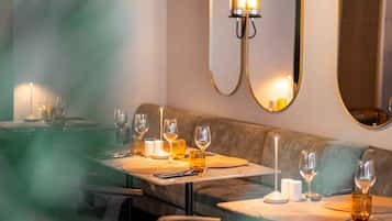 Melayani sarapan, makan siang, makan malam; sajian masakan Mediterania