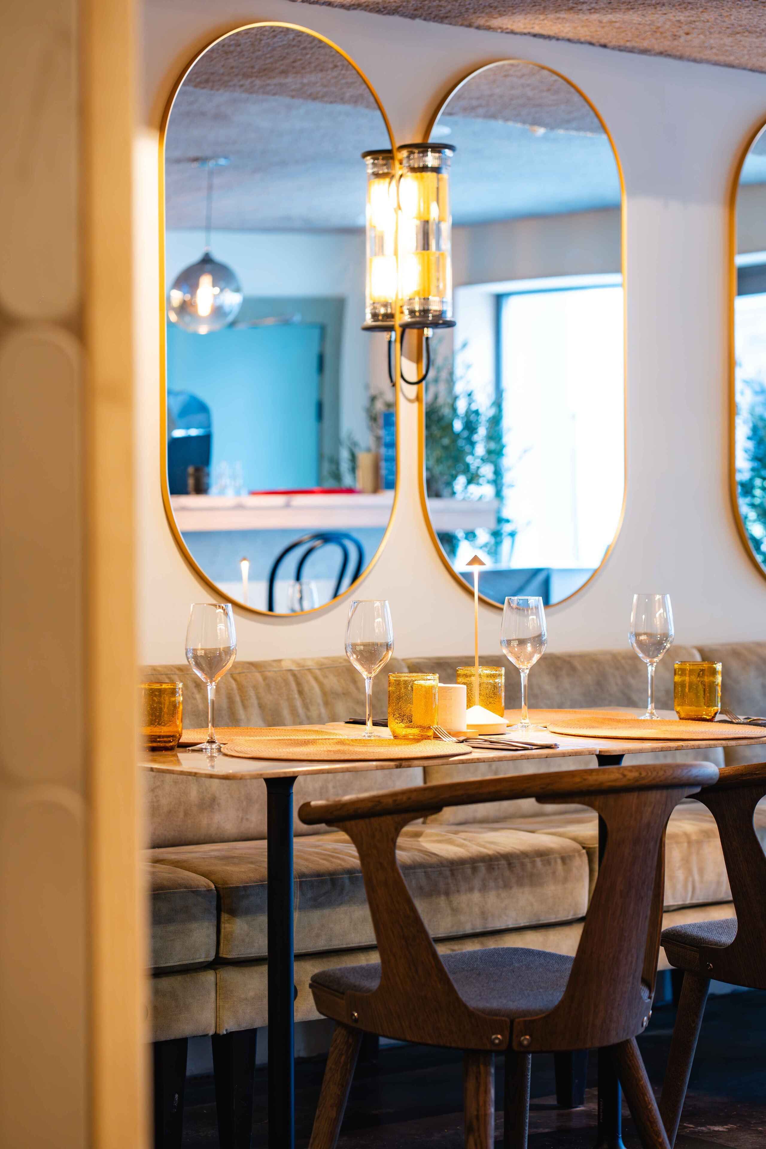 Serveert ontbijt, lunch, diner, Mediterrane gerechten 