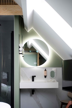 Desk, soundproofing, free WiFi