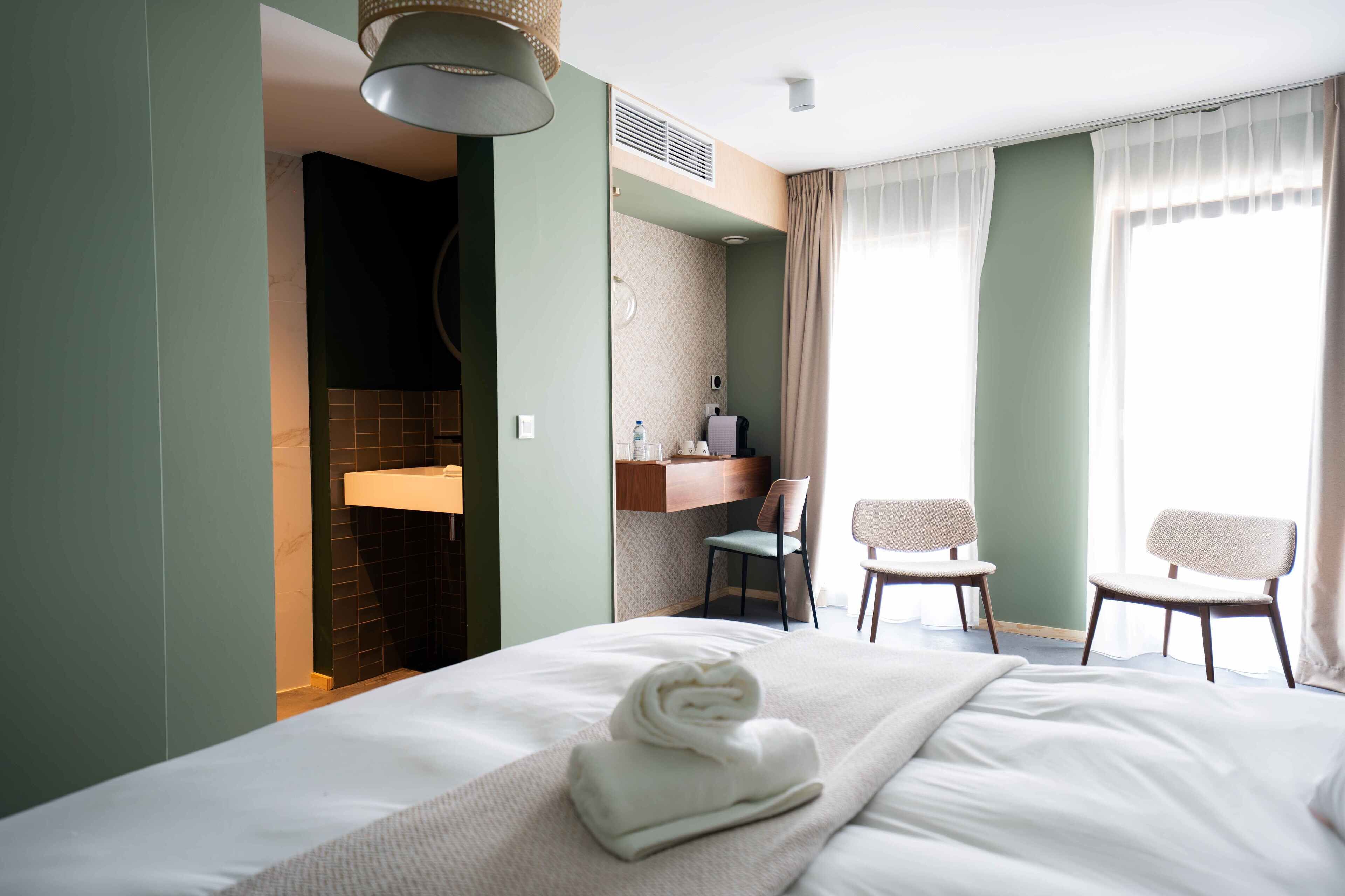 Desk, soundproofing, free WiFi