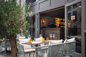 Breakfast, lunch, dinner served; Mediterranean cuisine  - Hôtel L'Olivier (Mons)