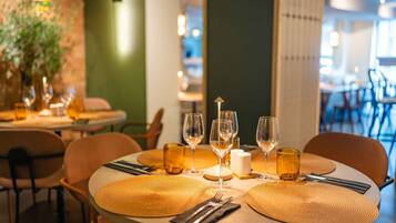 Petit déjeuner, déjeuner et dîner servis sur place