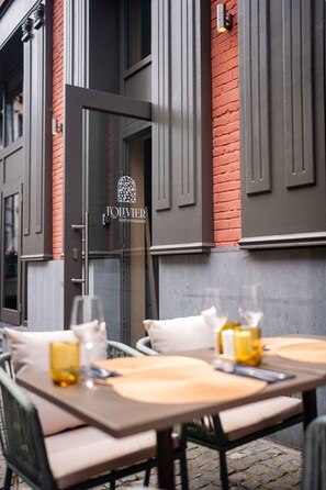 Breakfast, lunch, dinner served; Mediterranean cuisine  - Hôtel L'Olivier (Mons)