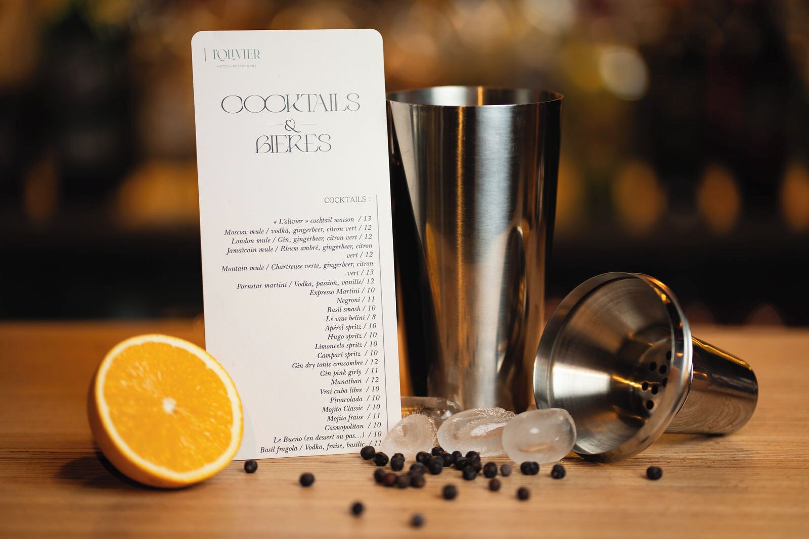 Een cocktailmenu getiteld 