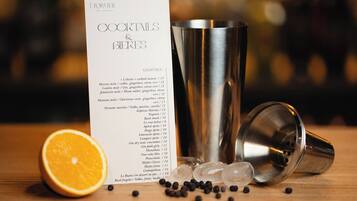 Een cocktailmenu getiteld