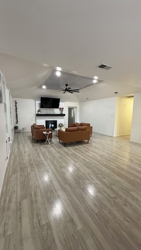 Charming 5-bedroom house with AC and WiFi in San Angelo.