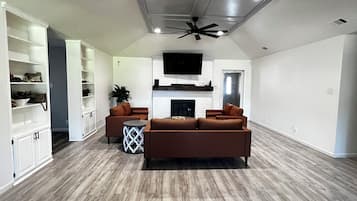 Smart TV, fireplace