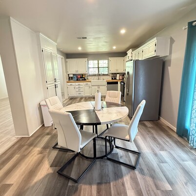Charming 5-bedroom house with AC and WiFi in San Angelo.