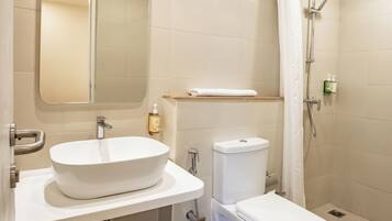 Executive-værelse med 2 enkeltsenge | Badeværelse | Bruser, gratis toiletartikler, hjemmesko, håndklæder