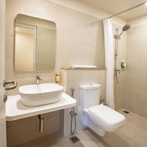 行政雙床房 | 浴室 | 淋浴設備、免費梳洗用品、拖鞋、提供毛巾