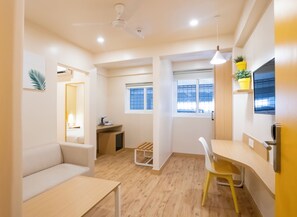 办公桌、笔记本电脑工作区、隔音、免费 WiFi