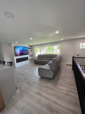 Una Smart TV, una chimenea