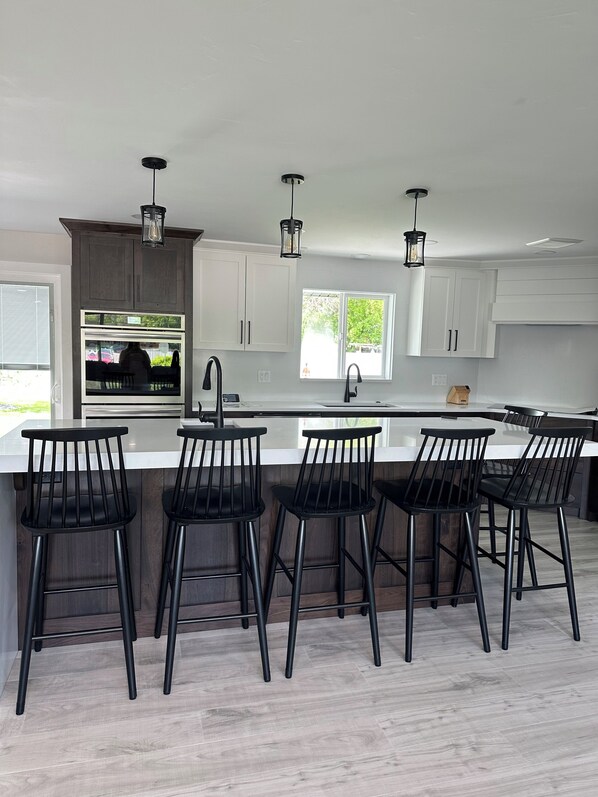 Microondas, horno, placa de cocina y lavavajillas