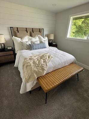 5 bedrooms, iron/ironing board, WiFi, bed sheets