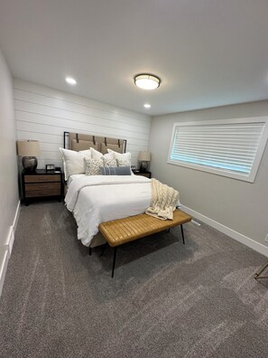 5 bedrooms, iron/ironing board, WiFi, bed sheets