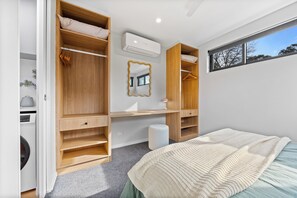 1 slaapkamer, een strijkplank/strijkijzer, wifi, beddengoed