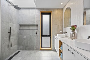 Een douche, een haardroger, handdoeken, zeep