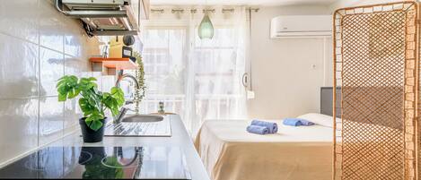 1 bedroom, desk, Internet