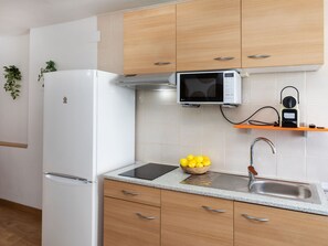 冷蔵庫、電子レンジ、調理器具と食器