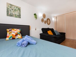 1 bedroom, desk, internet