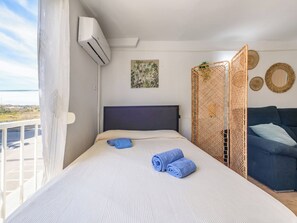 1 bedroom, desk, Internet