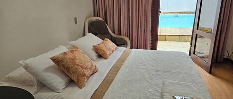 1 habitación, escritorio, tabla de planchar con plancha y wifi gratis