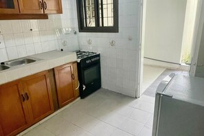 Fridge, microwave, oven, stovetop - La Siesta - Abidjan Charming 4-bedroom house with WiFi, full ACs, all amenities (Abidjan)
