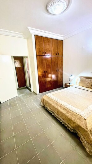 4 Schlafzimmer, Schreibtisch, Bügeleisen/Bügelbrett, WLAN