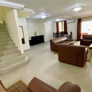 Smart TV - La Siesta - Abidjan Charming 4-bedroom house with WiFi, full ACs, all amenities (Abidjan)