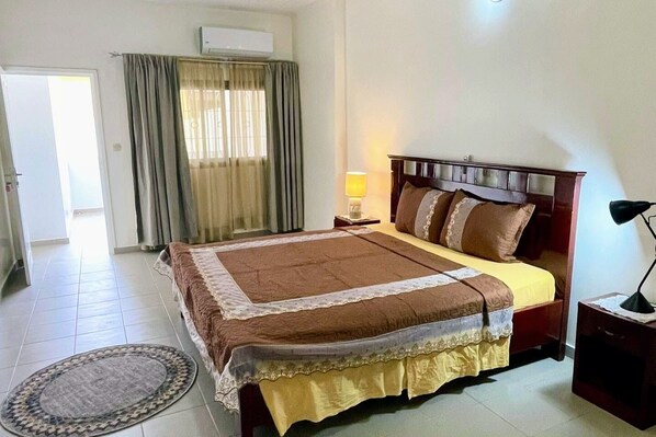 4 bedrooms, desk, iron/ironing board, WiFi