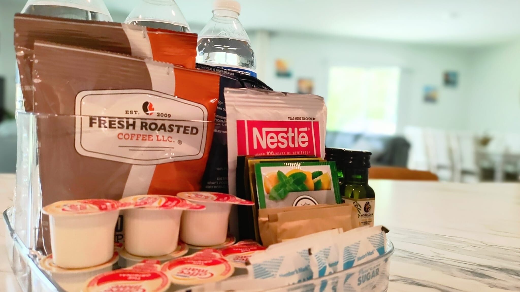 Una variedad de alimentos, como café, leche Nestlé y yogur, en una cesta.