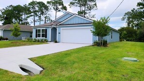 Exterior - Casa D’ Luna
Charming and modern 4-bedroom house with AC and WiFi in Palm Coast (Palm Coast)