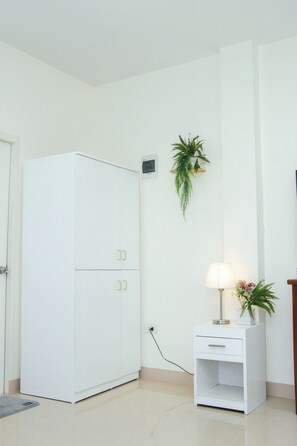 Espacio para trabajar con laptop y sistema de insonorización 