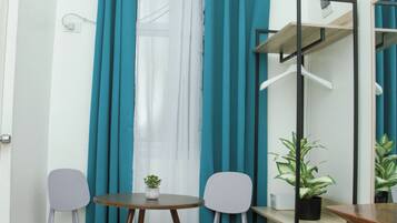 Laptop workspace, soundproofing, WiFi (free)