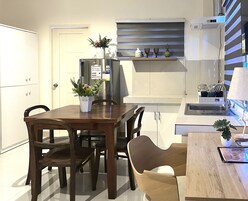 Ático familiar | Espacio para trabajar con un portátil y sistema de insonorización