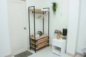 Habitación Deluxe doble, 1 cama de matrimonio, no fumadores, Aire acondicionado | Espacio para trabajar con un portátil y sistema de insonorización