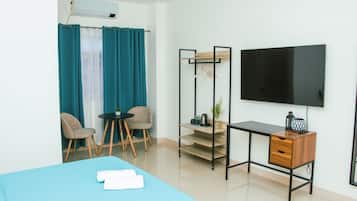 Khu vực làm việc phù hợp cho laptop, phòng cách âm