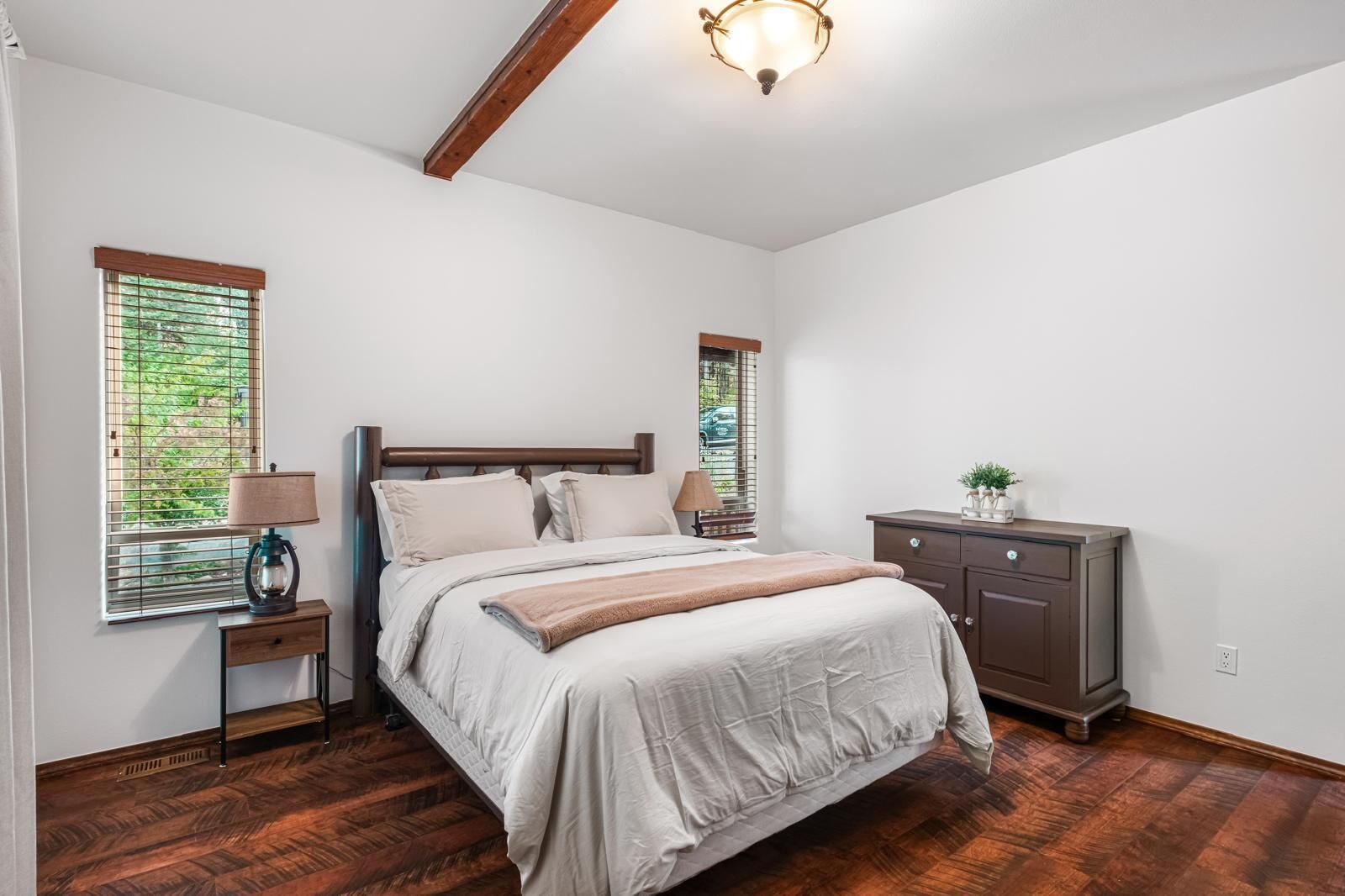 3 habitaciones, tabla de planchar con plancha y cuna de viaje 