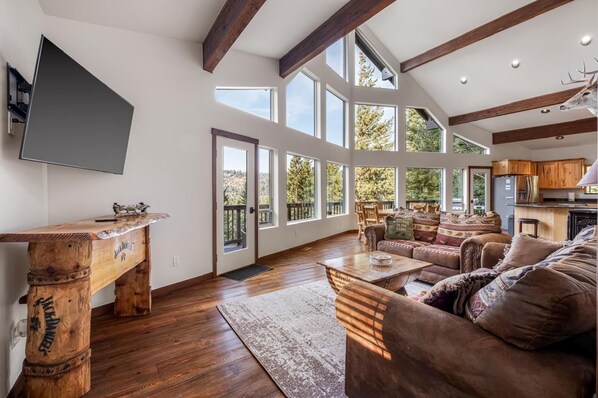 Una televisión, una chimenea, una mesa de tenis de mesa