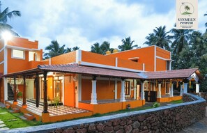 Voorkant accommodatie - avond/nacht