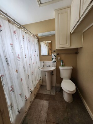 HandtĂŒcher, Seife, Shampoo, Toilettenpapier