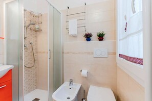 Dusche, Haartrockner, Bidet