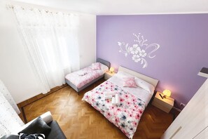 1 slaapkamer, een strijkplank/strijkijzer, wifi, beddengoed