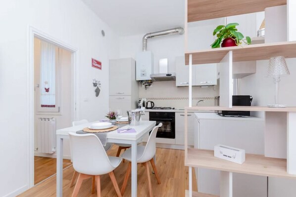 Réfrigérateur, four à micro-ondes, un four, surface de cuisson