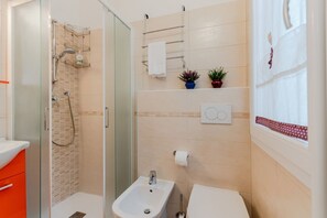 Doccia, asciugacapelli, bidet