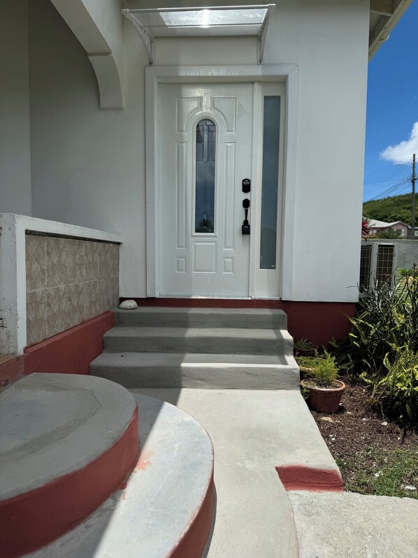 Exterior detail - Charming 1-bedroom house with WiFi and AC in welcoming Saint John's (potters village)