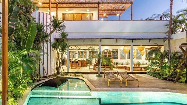 A two-story house with a swimming pool, outdoor seating, and lush greenery. - New Stylish 4BR \ Rooftop Lounge \ 12min To Beach (Badung)