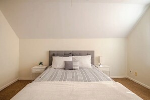 3 habitaciones, tabla de planchar con plancha, wifi y ropa de cama 
