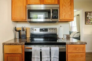 Een microgolfoven, een oven, een kookplaat